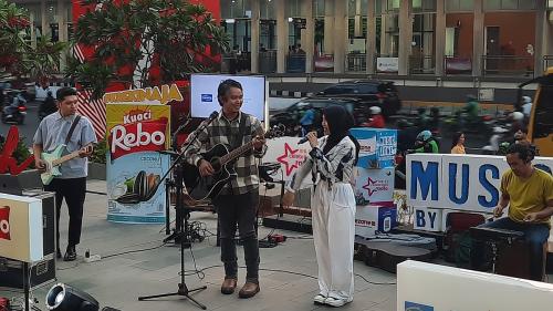 Kolaborasi Alma Thania dan Dodit Mulyant di Music Zone Bikin Bingung Penonton : Okezone Celebrity